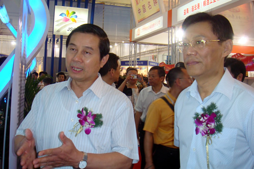 公司参加江苏产品万里行武汉展销会受到关注