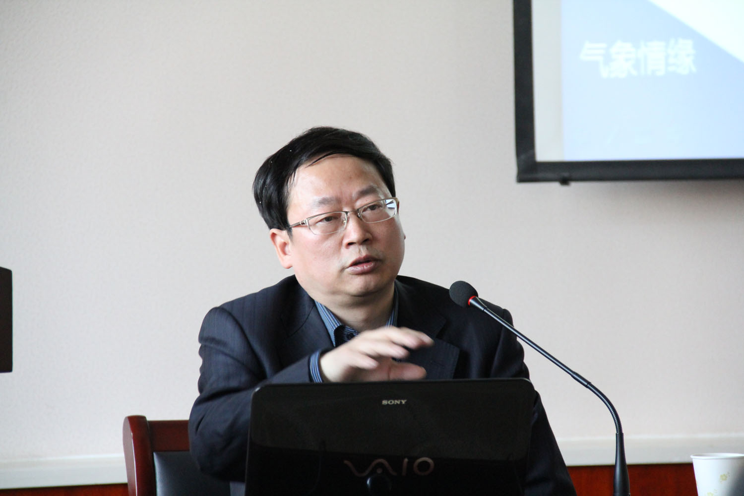 王巧樑董事长为贵州省气象局处级领导干部综合素质培训班讲课